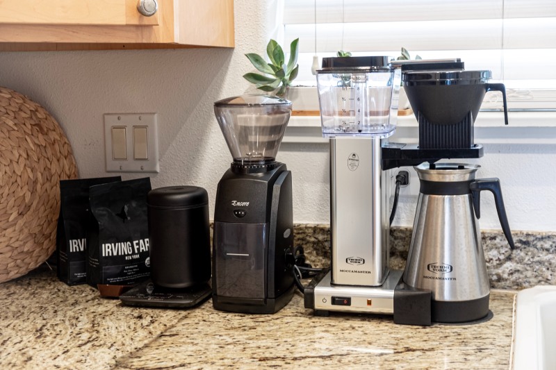 Cafetiere pe blat de bucatarie