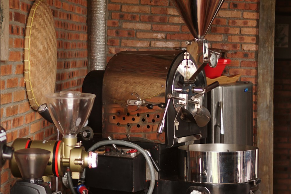 Prajitor de cafea intr-o prajitorie artizanala